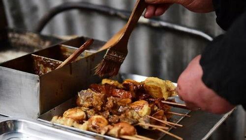 吃瓜酱炸串,街头美食新宠，一口咬下满口香！